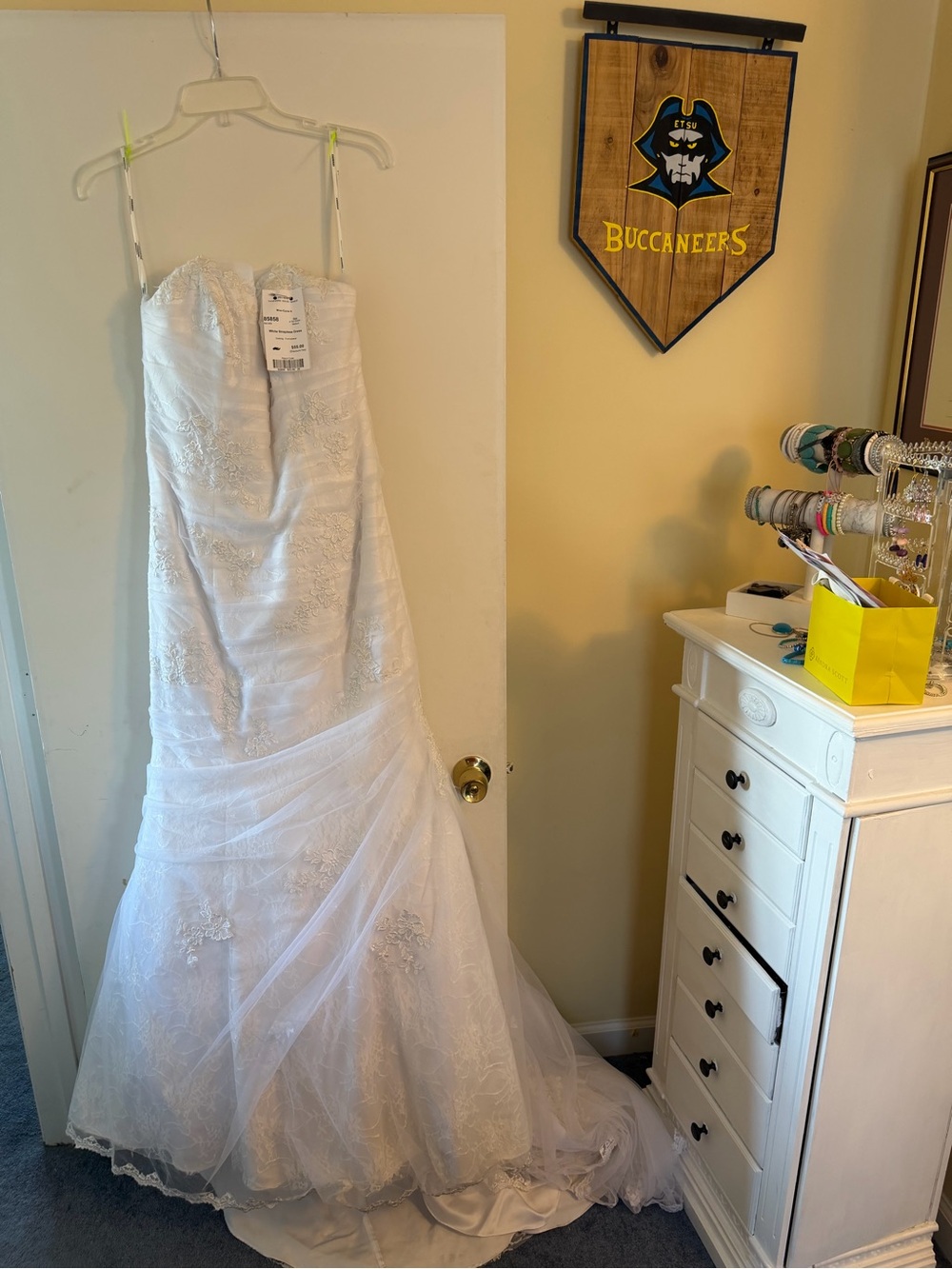 Elegant White Strapless Lace Wedding Dress